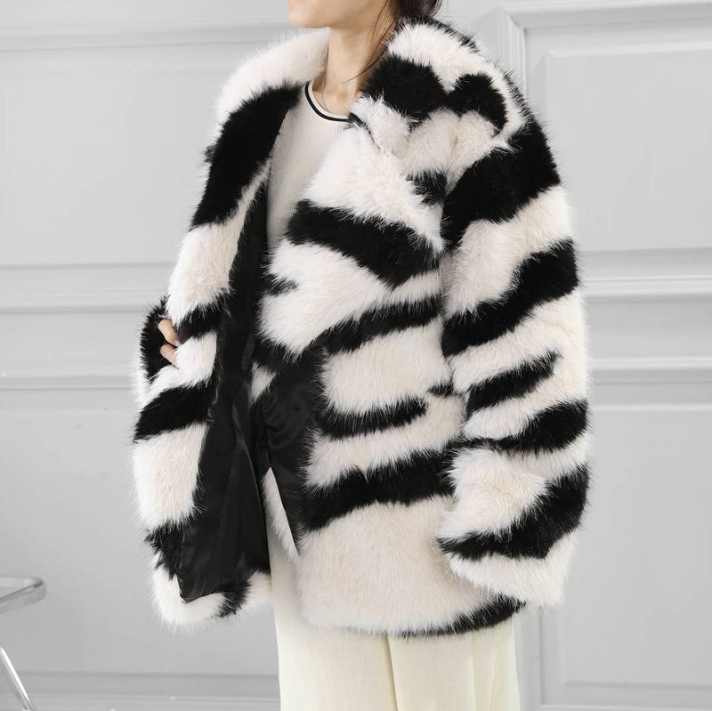 Cappotto in pelliccia sintetica con stampa Zebra