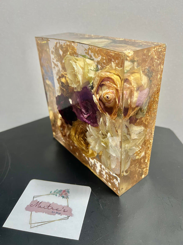 Preserved flowers in Square cast
