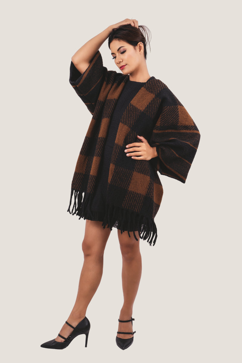 Poncho cardigan marrone scuro con orlo in nappa