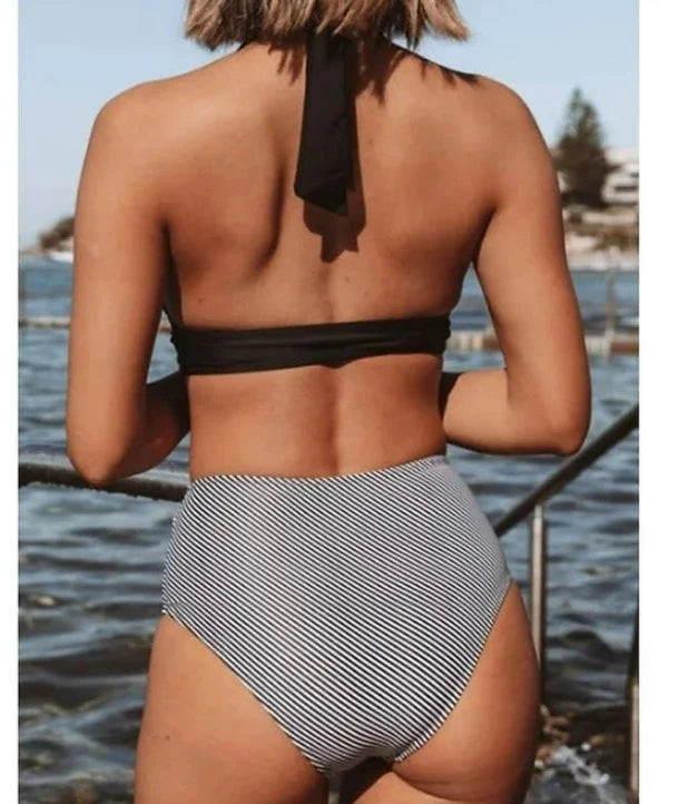 Neckholder-Bikini mit diagonalen Streifen